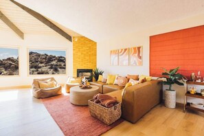 Una televisión, una oficina