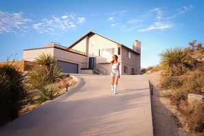 Exterior - Mandarin Escape  By The Cohost Company (Yucca Valley)