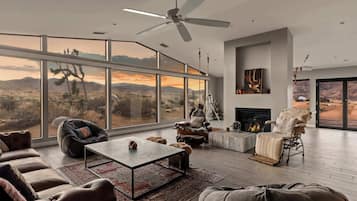 TV, caminetto, studio