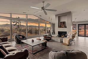 Télévision, cheminée, espaces bureaux