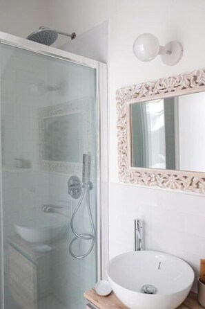 Giuseppe | Bathroom | Shower, free toiletries, hair dryer, towels - Maison City Life Apartments (Milan)