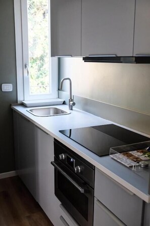 Roberta | Private kitchen | Mini-fridge, microwave, oven, stovetop - Maison City Life Apartments (Milan)