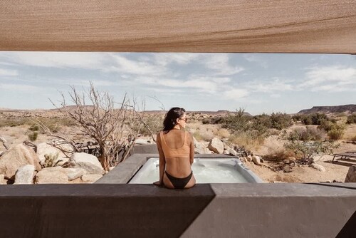 The Rockstar • 17-Acre Pioneertown Escape, Hot Tub
