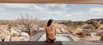 The Rockstar • 17-Acre Pioneertown Escape, Hot Tub