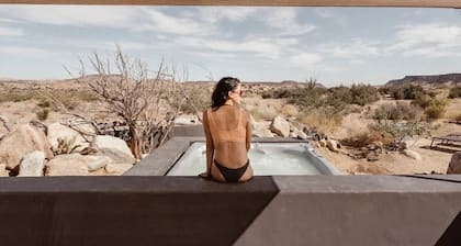 The Rockstar • 17-Acre Pioneertown Escape, Hot Tub