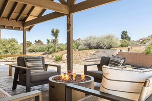 Terrace/patio - The Raven By The Cohost Company (Pioneertown)