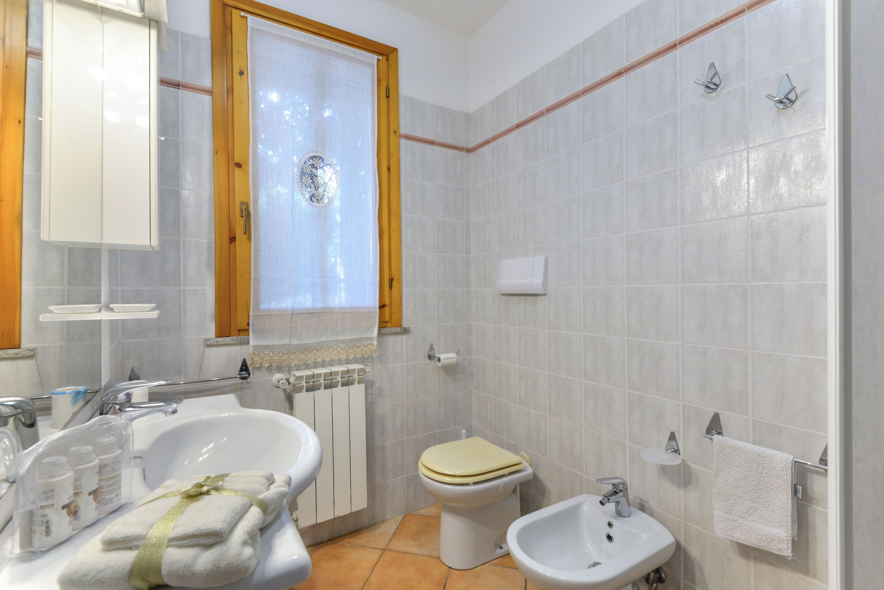Une salle de bain équipée d’une baignoire, de toilettes, d’un bidet et d’un lavabo.