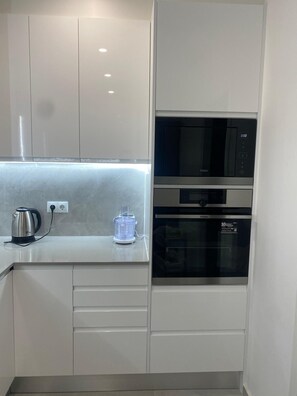 冰箱、微波炉、烤箱、炉灶