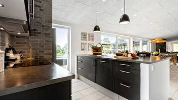 Frigorífico, horno, placa de cocina y lavavajillas