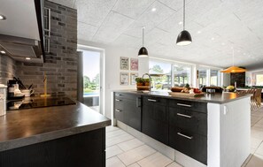 Kjøleskap, ovn, kokeplater og oppvaskmaskin