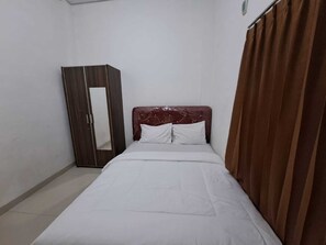 Deluxe Double Room | 1 bedroom, laptop workspace, bed sheets
