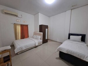 Family Suite | Laptop workspace, bed sheets