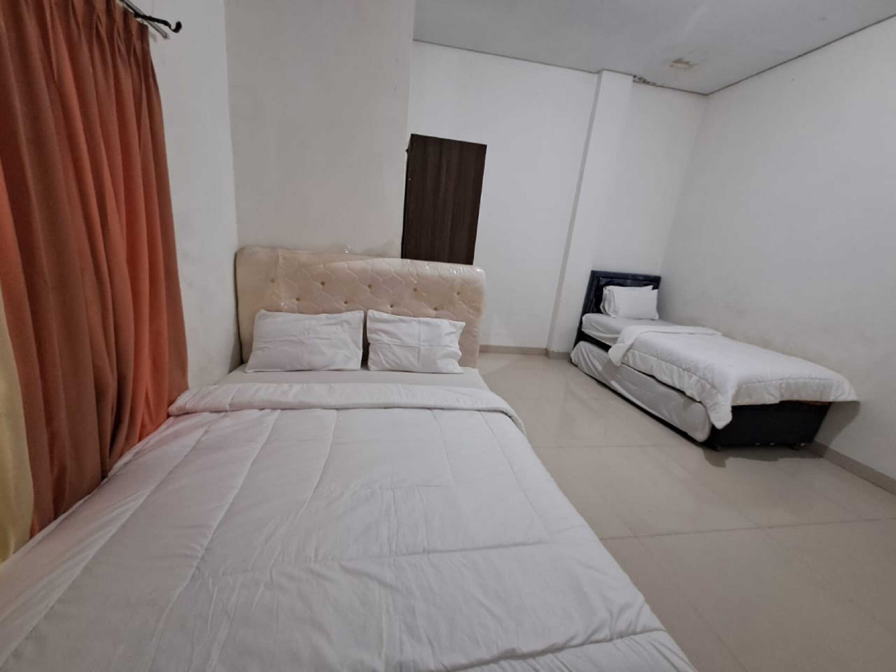 Family Suite | Laptop workspace, bed sheets