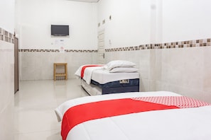 Laptop workspace, bed sheets - Hotel O Rajabasa Near Universitas Lampung Formerly Hotel Prasetya (Bandar Lampung)