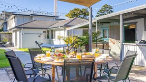 Outdoor dining - Nest on Nelson, 7 Nelson St - boat parking, Wi-Fi, games room (Nelson Bay)