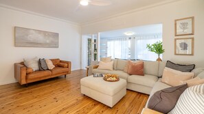 Smart TV, ping pong - Nest on Nelson, 7 Nelson St - boat parking, Wi-Fi, games room (Nelson Bay)