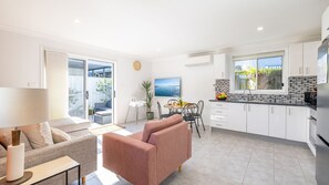 Smart TV, ping pong - Nest on Nelson, 7 Nelson St - boat parking, Wi-Fi, games room (Nelson Bay)