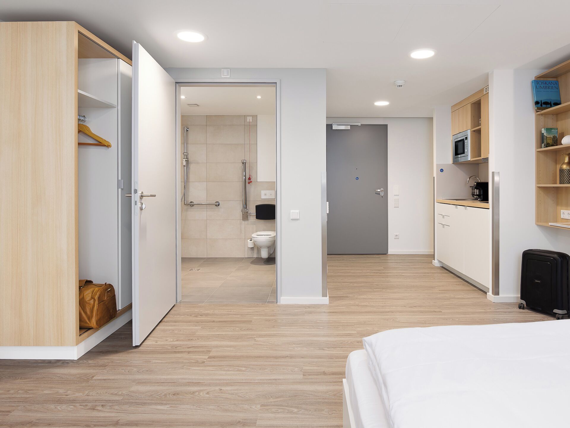 Studio Twin | Allergikerbettwaren, Schreibtisch, laptopgeeigneter Arbeitsplatz