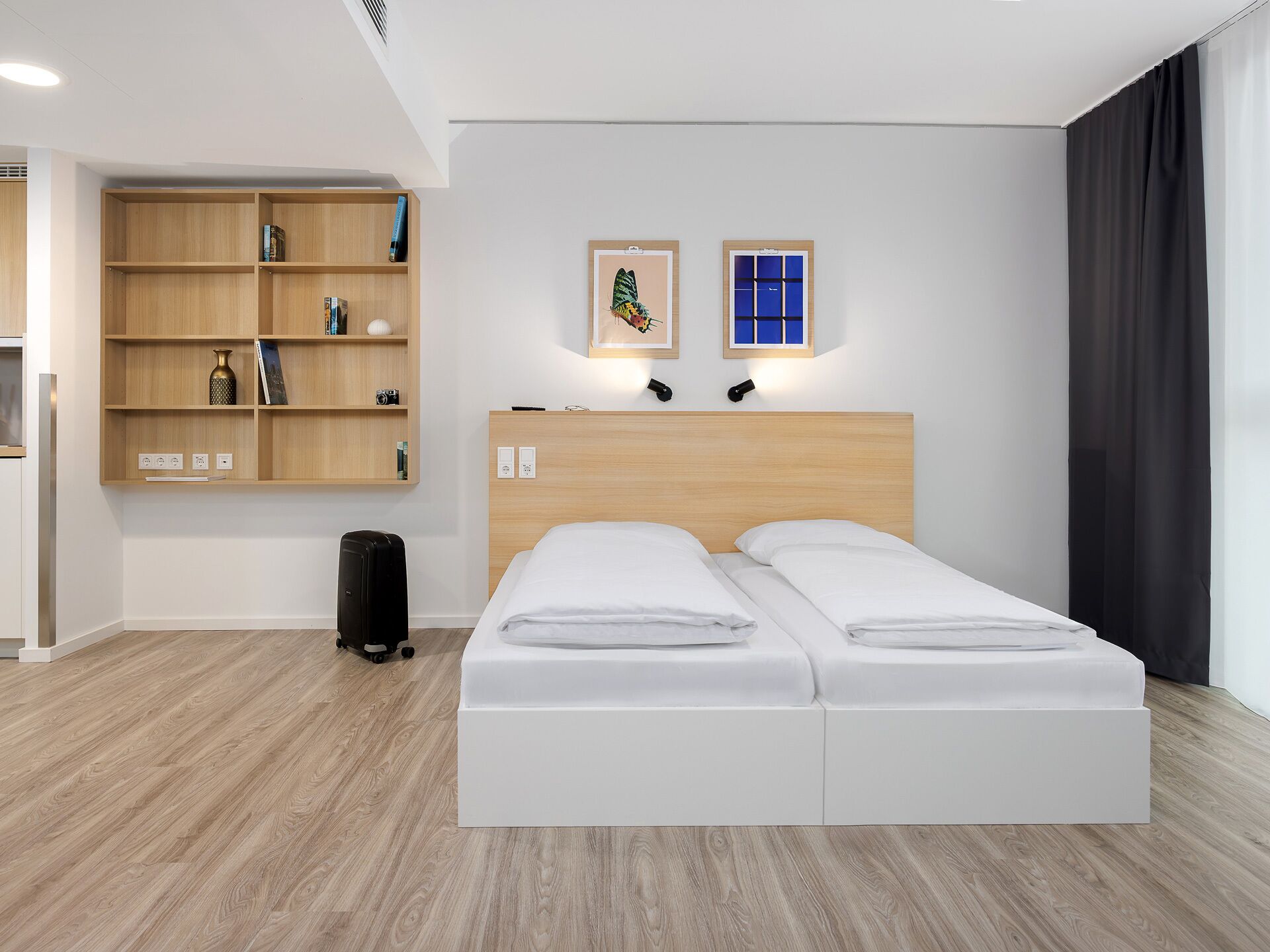 Studio Twin | Allergitestade sängkläder, skrivbord och arbetsyta för laptop