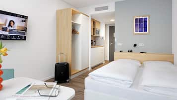 Studio | Allergikerbettwaren, Schreibtisch, laptopgeeigneter Arbeitsplatz