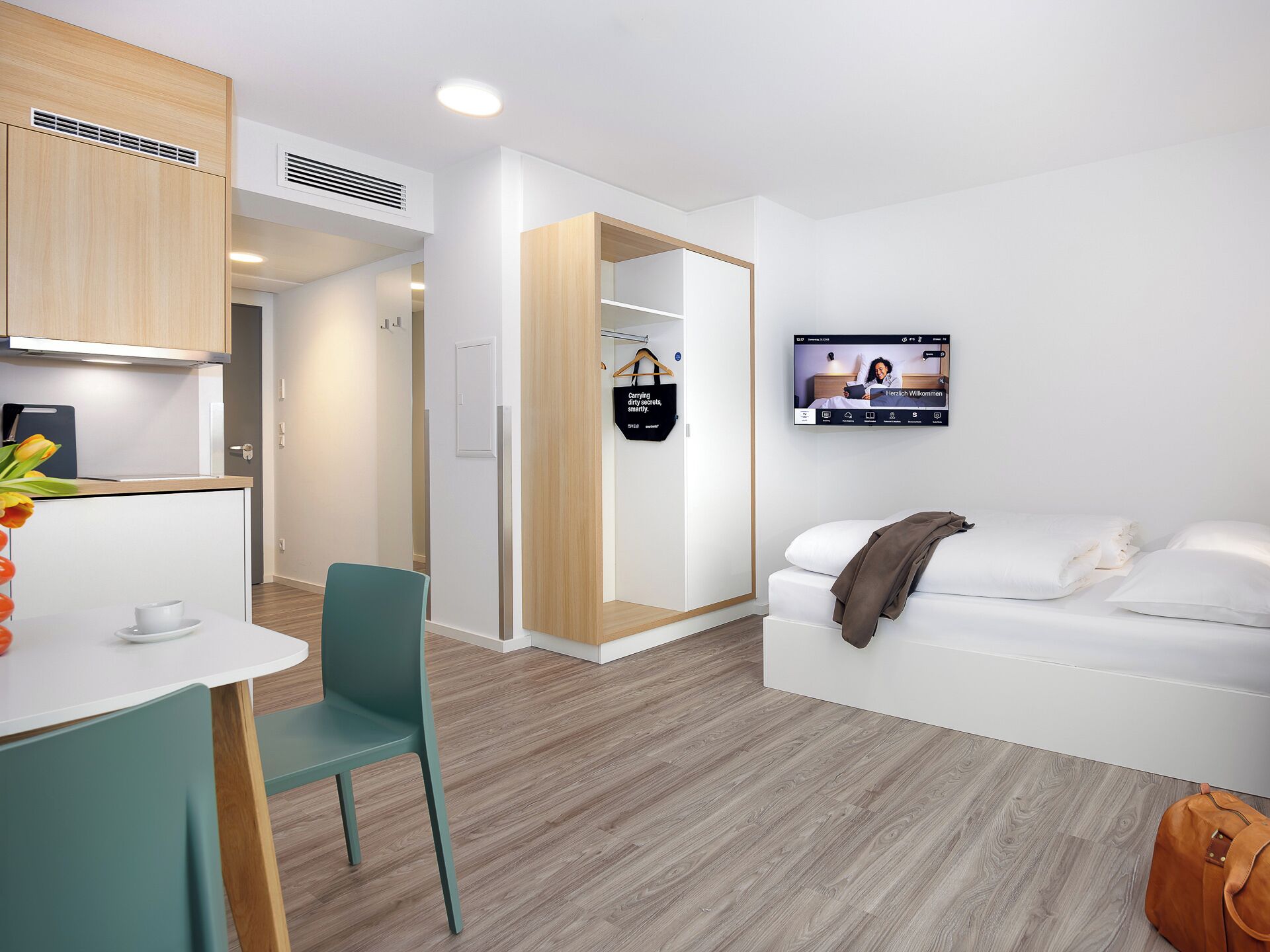 Studio L | Allergitestade sängkläder, skrivbord och arbetsyta för laptop