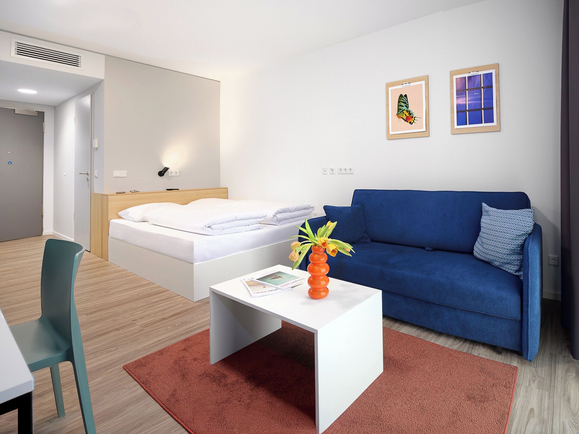 Studio Home | Allergitestade sängkläder, skrivbord och arbetsyta för laptop