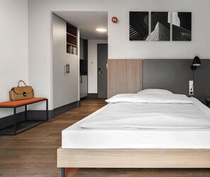 ملاءات للفراش لا تسبب الحساسية ومكتب ومساحة عمل للكمبيوتر المحمول