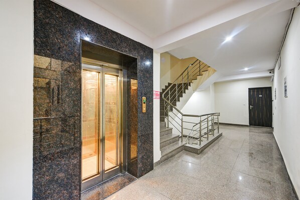 Elevator - Hotel Krishna Tower (New Delhi)