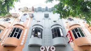 Un edificio con el letrero “OYO” bien visible.