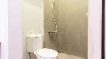 Deluxe Double Room | Bathroom | Free toiletries, towels, soap, shampoo