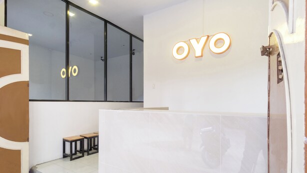 Un interior moderno con una recepción, una puerta de cristal y un suelo de baldosas.