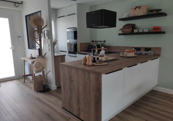 Fridge, microwave, oven, stovetop - Appartement Lumineux et Spacieux Proche Port du Kernevel (Larmor-Plage)