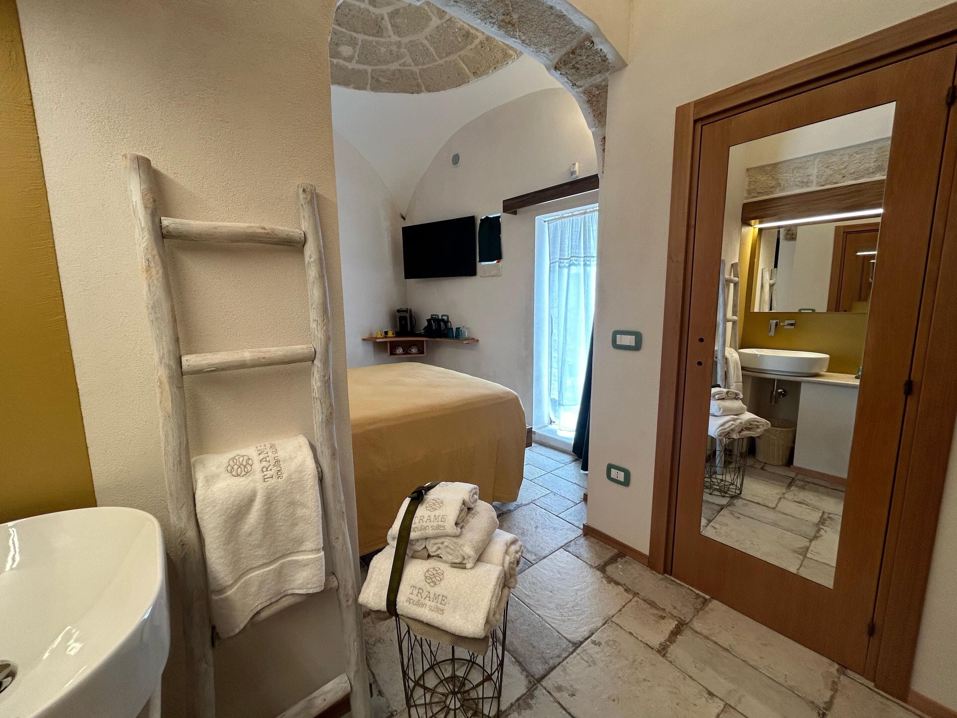 Kahden hengen deluxe-huone, patio, kaupunkinäköala | Äänieristys, ilmainen Wi-Fi