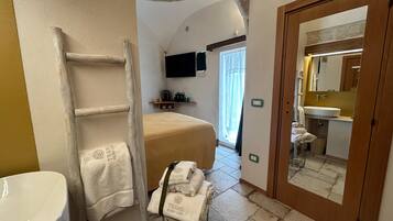 Deluxe-Doppelzimmer, Terrasse, Stadtblick | Schallisolierte Zimmer, kostenloses WLAN