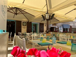 2 restaurants, spécialités Cuisine méditerranéenne