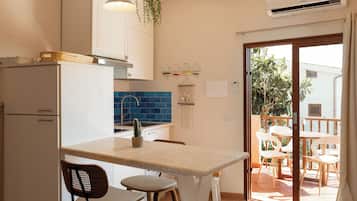 Apartamento | Cozinha privada | Geladeira, cooktop, lava-louças, máquina de café expresso