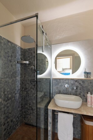 Appartement | Salle de bain | Douche, douche à « effet pluie », articles de toilette gratuits