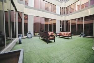 Área de estar no saguão