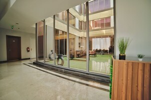 Área de estar no saguão