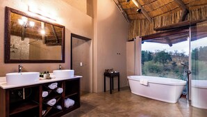 Deep soaking bathtub - Makalali River Lodge  (Hoedspruit)