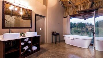 Deep-soaking bathtub