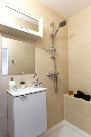 Towels, soap, toilet paper - Cozy and good standing apartment (Fontenay-sous-Bois)