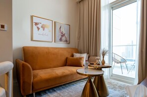 Deluxe-Apartment, 1 King-Bett und Schlafsofa | Wohnbereich | 65-Zoll-Flachbildfernseher mit Digitalempfang