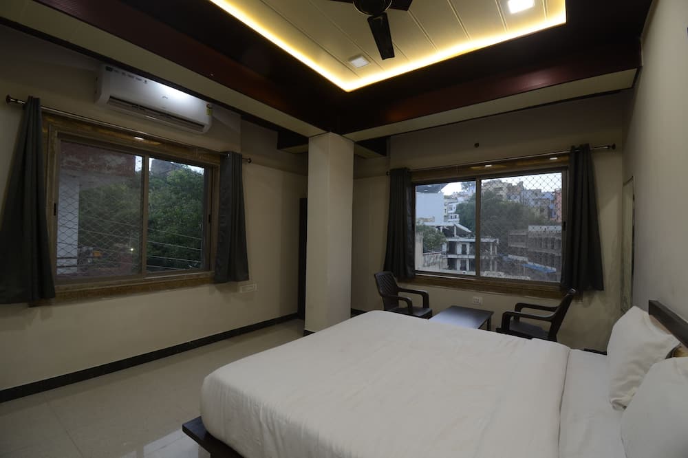 Hotel Shri Dhwaja Inn - Mathatha