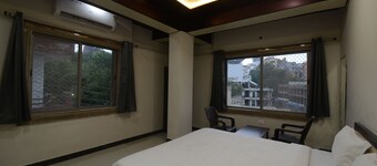 Hotel Shri Dhwaja Inn