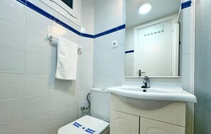 Towels - Beachside Apartment with Free WiFi, Near Nightlife & Port Aventura, Sleeps 6 (Salou)