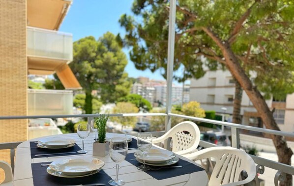 Outdoor dining - Beachside Apartment with Free WiFi, Near Nightlife & Port Aventura, Sleeps 6 (Salou)