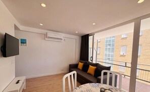 TV - Beachside Apartment with Free WiFi, Near Nightlife & Port Aventura, Sleeps 6 (Salou)