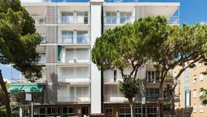 A multi-story building with balconies and a central vertical structure. - Charming Apartment Steps from Capellans Beach – Free WiFi, Fully Equipped Kitchen, Sleeps 4 (Salou)