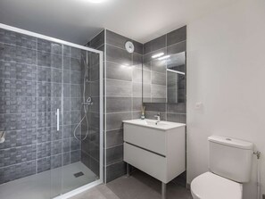 Bathroom - Modern Lodge 5 Mins from Town Center with Private Parking & Gardens (Cauterets)